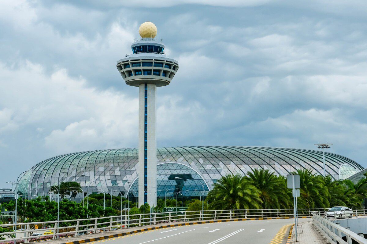 Tampak suasana luar Bandara Changi, Singapura